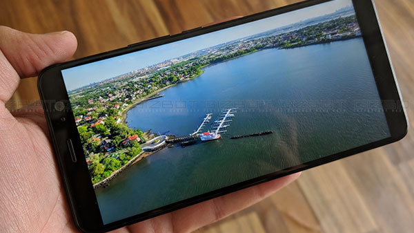 Display: 6-inch Quad HD screen with Gorilla Glass 5 