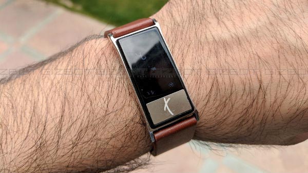 Display: Crisp OLED Display