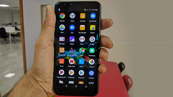 Display and design: Good for one-hand usage