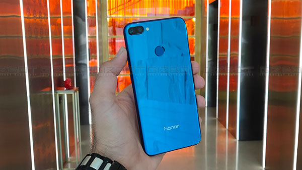 Compact body with glass finish