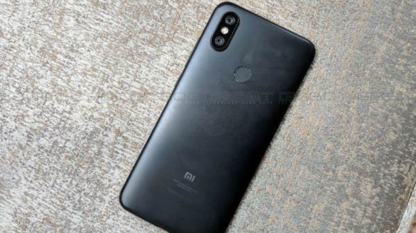 Minimalistic rear panel but a big camera bump