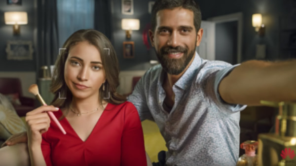 Did Huawei use DSLR to promote Nova 3 sample selfies shots?
