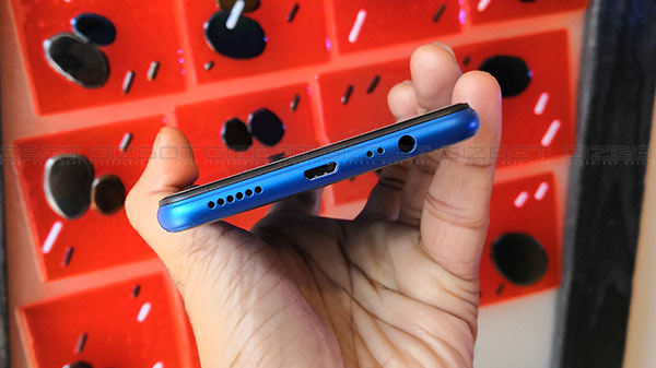 Battery and Connectivity: 