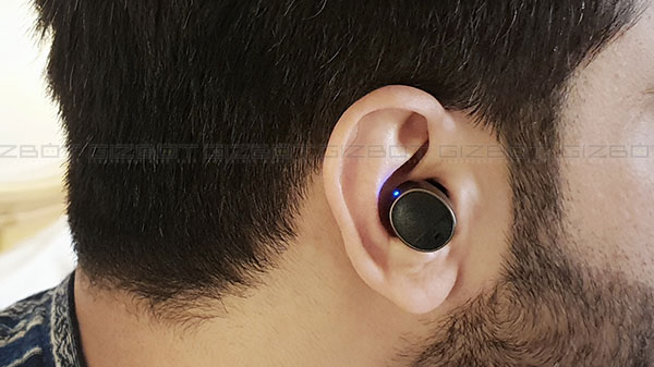 Design: Premium, lightweight and sticks to ears