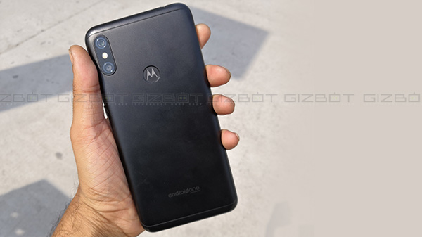 Design: Premium looks but on a bulkier side 