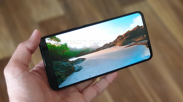 Vibrant edge-to-edge AMOLED screen is brilliant