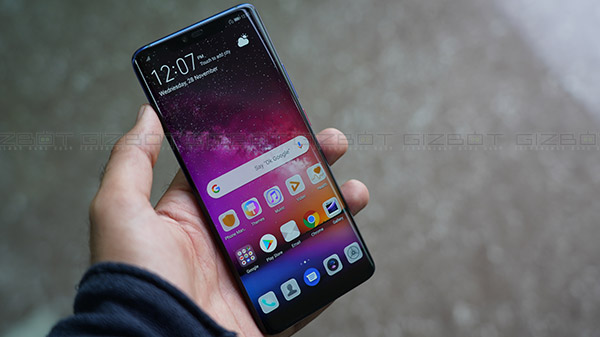 Looks a lot like Galaxy S9/S9+ 