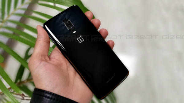 Carbon-Fiber pattern embossed under the glass back