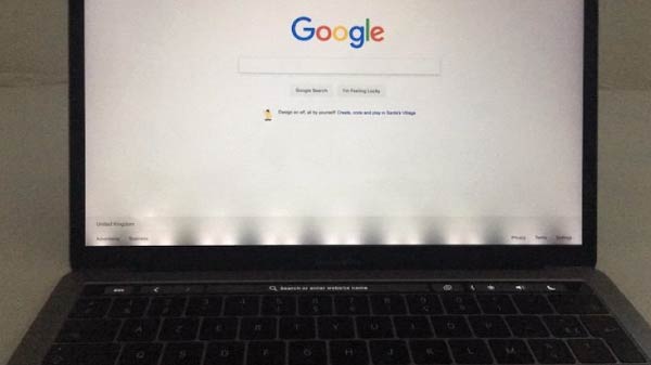 Apple MacBook Pro models with touchbar facing display issues