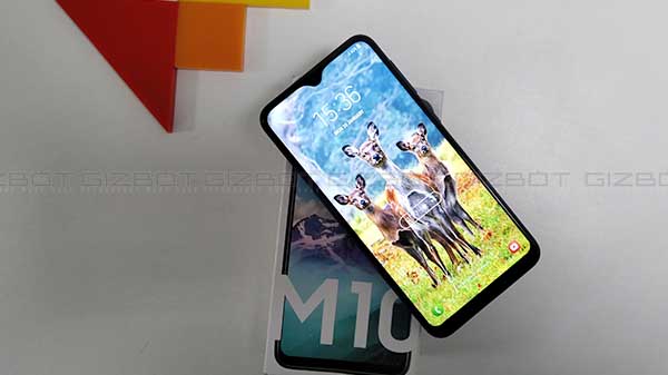 Display: Colorful display but lacks clarity