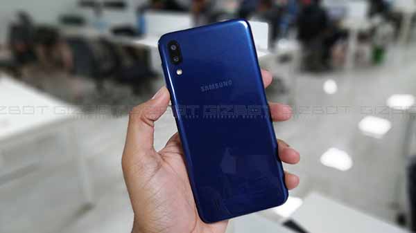 Design and build: Glossy rear panel with no fingerprint scanner 