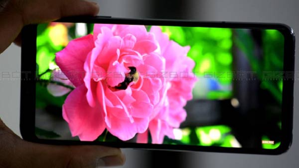 Vibrant 6.4-inches OLED display but the notch still haunts