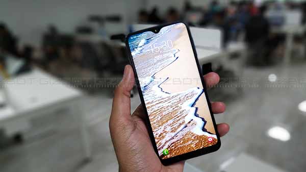 Display: Slightly big panel on the Realme 3