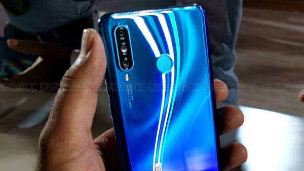 Compact design, glossy back panel with a gradient finish