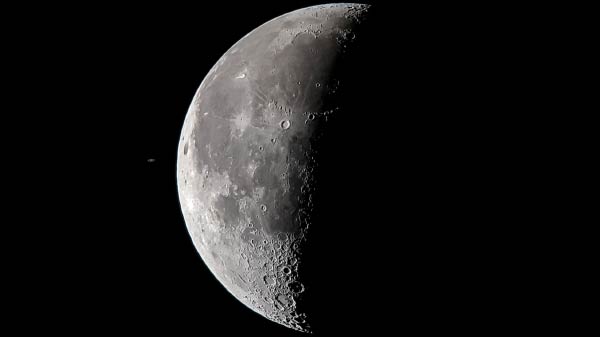 Photographer chronicles Saturn and Moon conjunction with smartphone