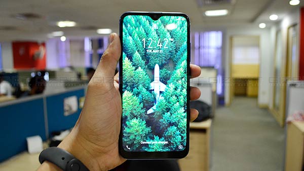 Display with waterdrop notch 