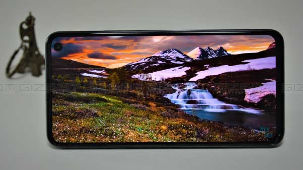 Compact Design Yet Big 5.8-inch Dynamic AMOLED Display