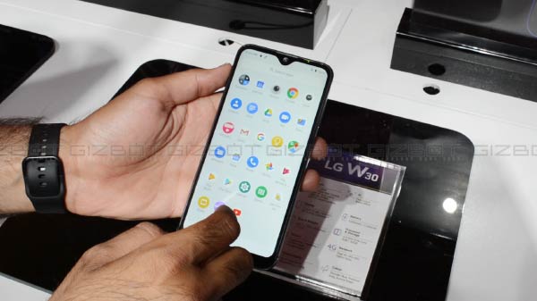 Stock Android Feel And No Bloatwares 