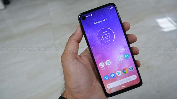 21:9 Display makes One Vision Narrower And Easy To Hold Than Other Smartphones 