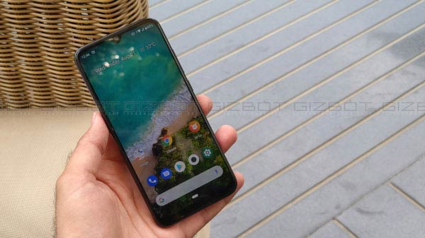 Vibrant Super AMOLED Panel But Low- Resolution Is A Setback