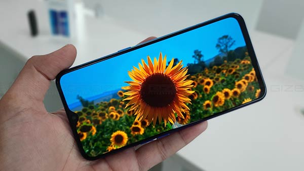 Display- 6.4 AMOLED vs 6.3” IPS LCD
