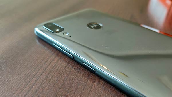 Moto E6S: Design And Display