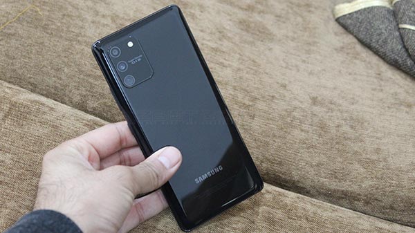 Design: Lacks That Premium Touch But Feels Assuring 