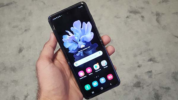 6.7” 2636 x 1080 FHD+ Dynamic AMOLED Flex Display