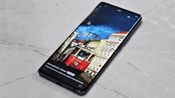 Crisp And Vibrant 90Hz AMOLED Display