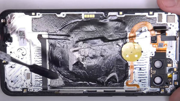 How Does Pixel 5 Support Wireless Charging Despite Its Metal Back