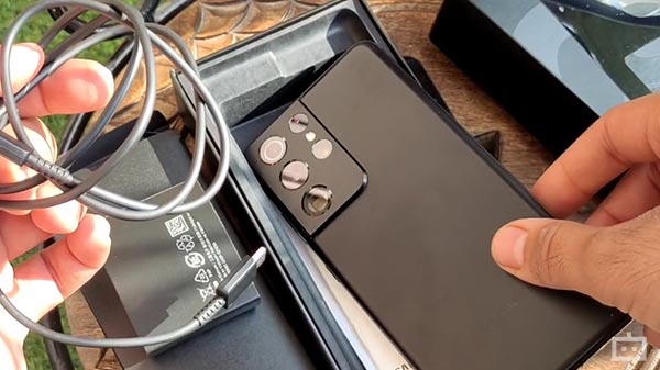 No microSD Card, No 3.5mm Headphone Jack, And No Earphones In The Box 