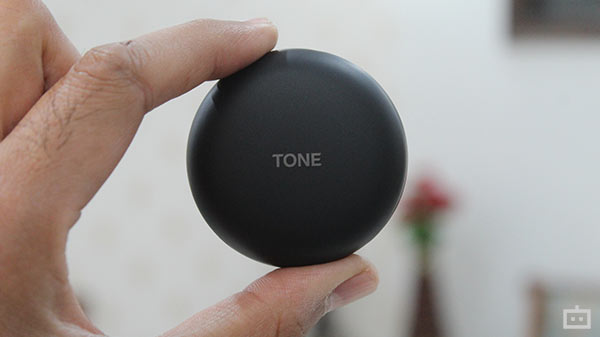 LG ToneFree HBS-FN7 Design- Tiny Puck-Shaped Case With Wireless Charging Support LG ToneFree HBS-FN7 Design- Tiny Puck-Shaped Case With Wireless Charging Support