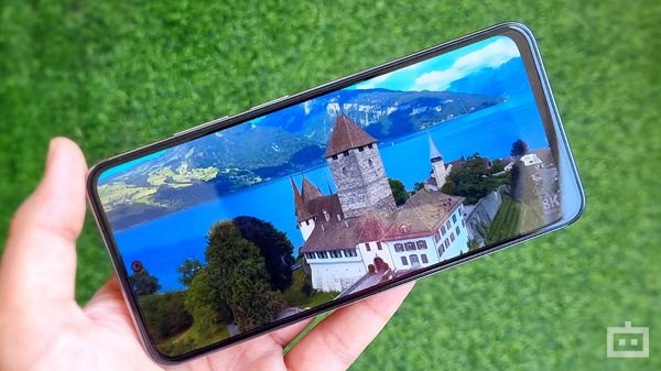 Display- Vivid AMOLED Display With Standard 60Hz Refresh Rate