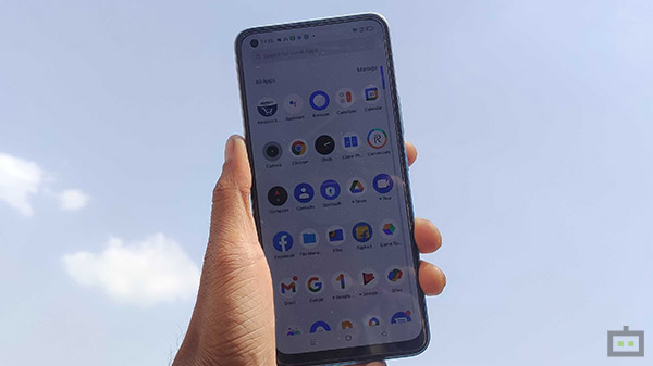 High-Resolution Super AMOLED Display For Media Playback