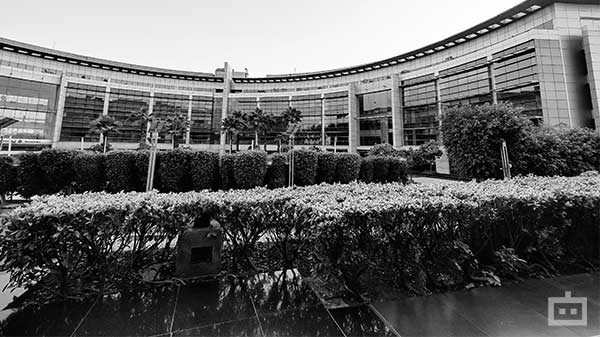 No OIS and No Telephoto Sensor Is Disappointing