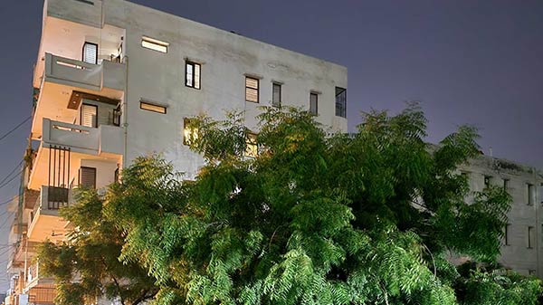 Good Low-Light Results & Steady Video Recording