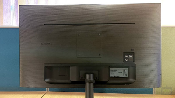 Samsung Smart Monitor M7 32-Inch Design: Typical Samsung Style