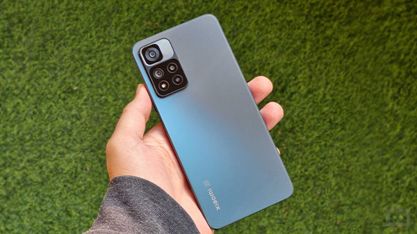 2. Bulky & Not Fit For One-Hand Use