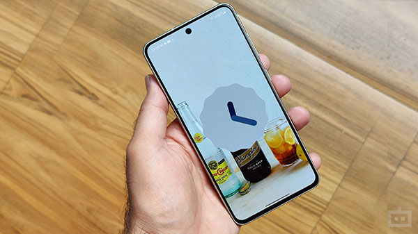 How Does Galaxy S21 FE Feel In Hands?