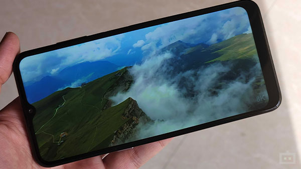 720p LCD, 400nits Peak Brightness & 270 PPI