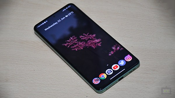OnePlus Nord 2T Vs Poco F4: Display