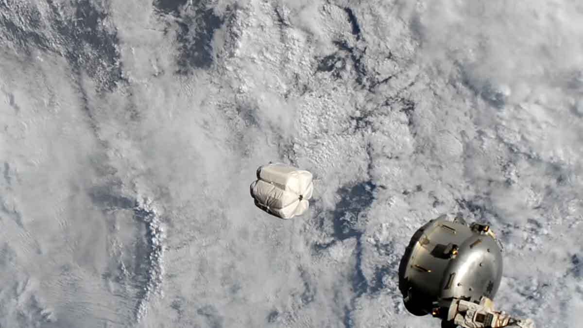 Video Shows International Space Station Spewing Garbage Towards Earth Video Shows International Space Station Spewing Garbage Towards Earth