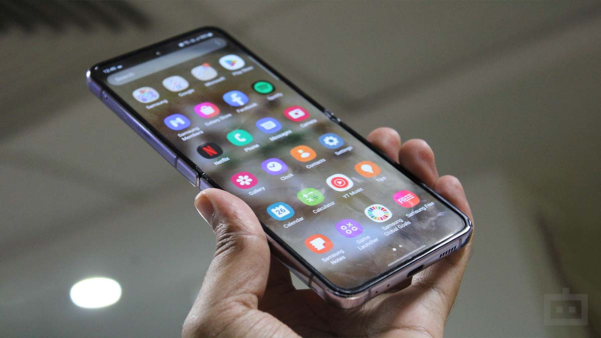 Samsung Galaxy Z Flip 4 Review: Hinge Hindrances Samsung Galaxy Z Flip 4 Review: Hinge Hindrances