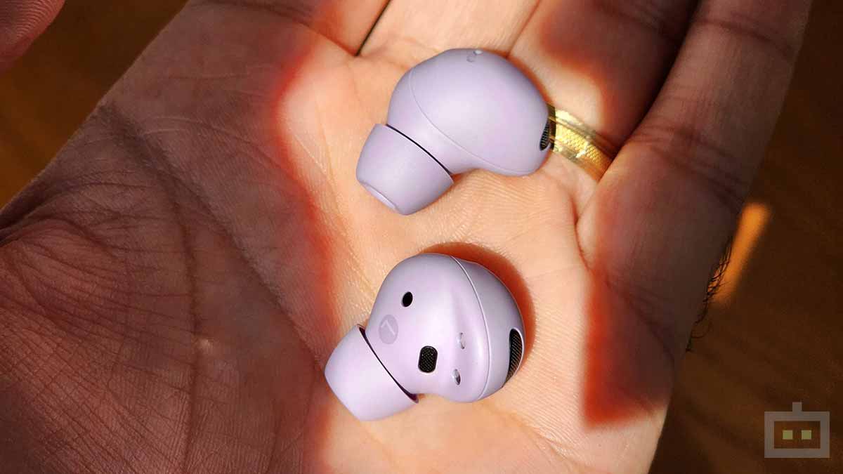 Comfortable To Wear And Maintains Tight In-Ear Fit