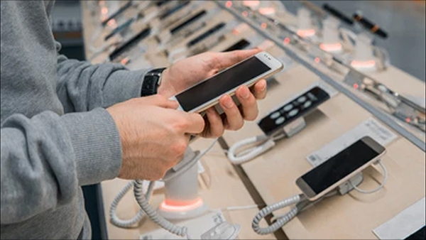 Global Smartphone Market Rebounds After 27-Month Slump