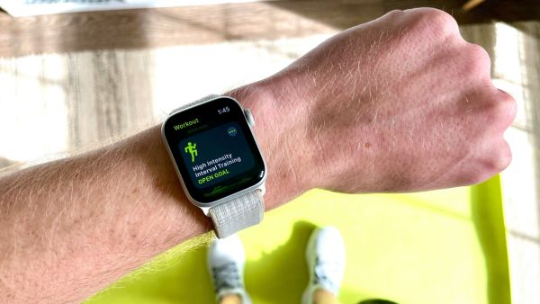 Could Walking Every Day Get You an Apple Watch? This Program Says Yes