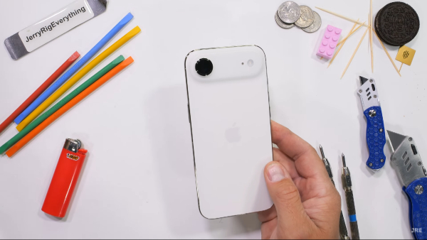iPhone Air Passes JerryRigEverything’s Durability Test
