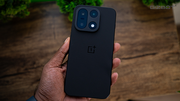 OnePlus 15 Review: The Power and Speed are Back, But at a Cost OnePlus 15 Review: The Power and Speed are Back, But at a Cost