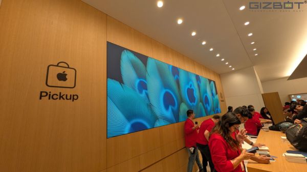 Apple Opens New Retail Store In Noida At DLF Mall of India