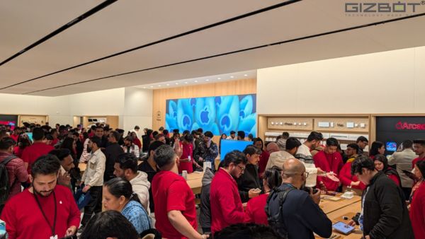 Apple Opens New Retail Store In Noida At DLF Mall of India